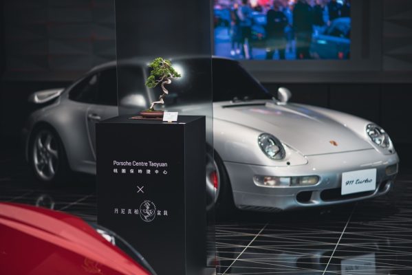 在為期 10 天的迷你真柏展的薰陶下，Porsche Studio Taoyuan 展間內充滿精緻的日式庭院氛圍，接續這股靜幽之情，於11日舉辦迷你植栽手作體驗，讓貴賓們能更深入認識真柏植栽之美！專業的講師帶領大家認識了植栽，並仔細地講解每一個流程。從土壤的搭配、層架裝飾的擺放設計，藉由文人風飄等專業知識介紹，希望讓在場每一位貴賓都能深入沈浸在雅緻的氛圍裡！一株屹立不搖的真柏，需要層層的細緻功夫，才能將他最極致完美的一面給展露出來; 講師傳授大家修剪枝葉的順序與要領、以底網固定鋁線、將整株真柏固定在盆內，一步一步親手操作，獨具匠心、獨一無二的迷你植栽誕生於每個人的手中，叢幹間蜿蜒的精緻、優雅，讓每一位貴賓都愛不釋手！ 為了讓大家擁有最極致的體驗，我們打造了極具日式風格的餐點擺設，尤其是迷你章魚燒與日式糰子除了外型討喜，亦征服了大家的味蕾與底片！榻榻米以及日式紋飾，點綴了整個展間的幽思之情，經典 993 Turbo的展示更是為整場活動增添畫龍點睛的效果，大家爭相拿著親手製作的迷你真柏與展車合影做為活動的完美Ending。 桃園保時捷中心致力打造內容豐富兼具質感的車主活動，並將此活動收取費用全數捐贈給財團法人流浪動物基金會，響應為浪浪們獲得更好的資源及照護，一同與賓客們落實回饋社會的精神，歡迎您與我們一起品味保時捷的美好！ ▍Porsche Centre Taoyuan 桃園保時捷中心 (03) 462-5911 桃園市中壢區中華路二段88號 ▍Porsche Studio Taoyuan 桃園保時捷都會概念店 (03) 356-5911 桃園市桃園區同德六街77號 #Porsche #PorscheCentreTaoyuan #PorscheStudioTaoyuan #桃園保時捷中心 #桃園保時捷都會概念店 #迷你真柏展